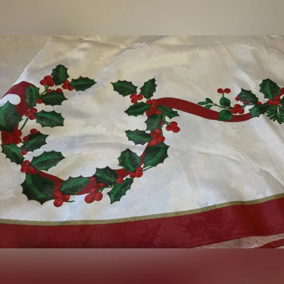 Holiday Round Table Cloth And Napkin Set - Picture 4 of 6